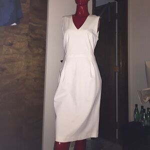 Size 4 banana republic dress has stretch.